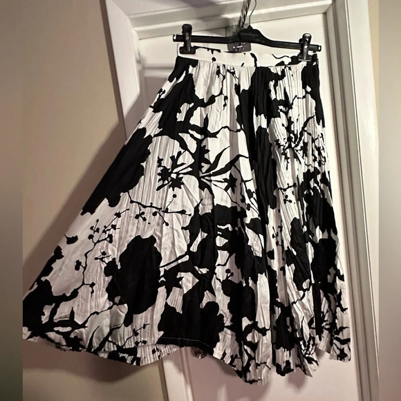 NWOT Salvatore Ferragamo Black & White Pleated Silk Midi Skirt Size 42 (6) - Picture 4 of 10